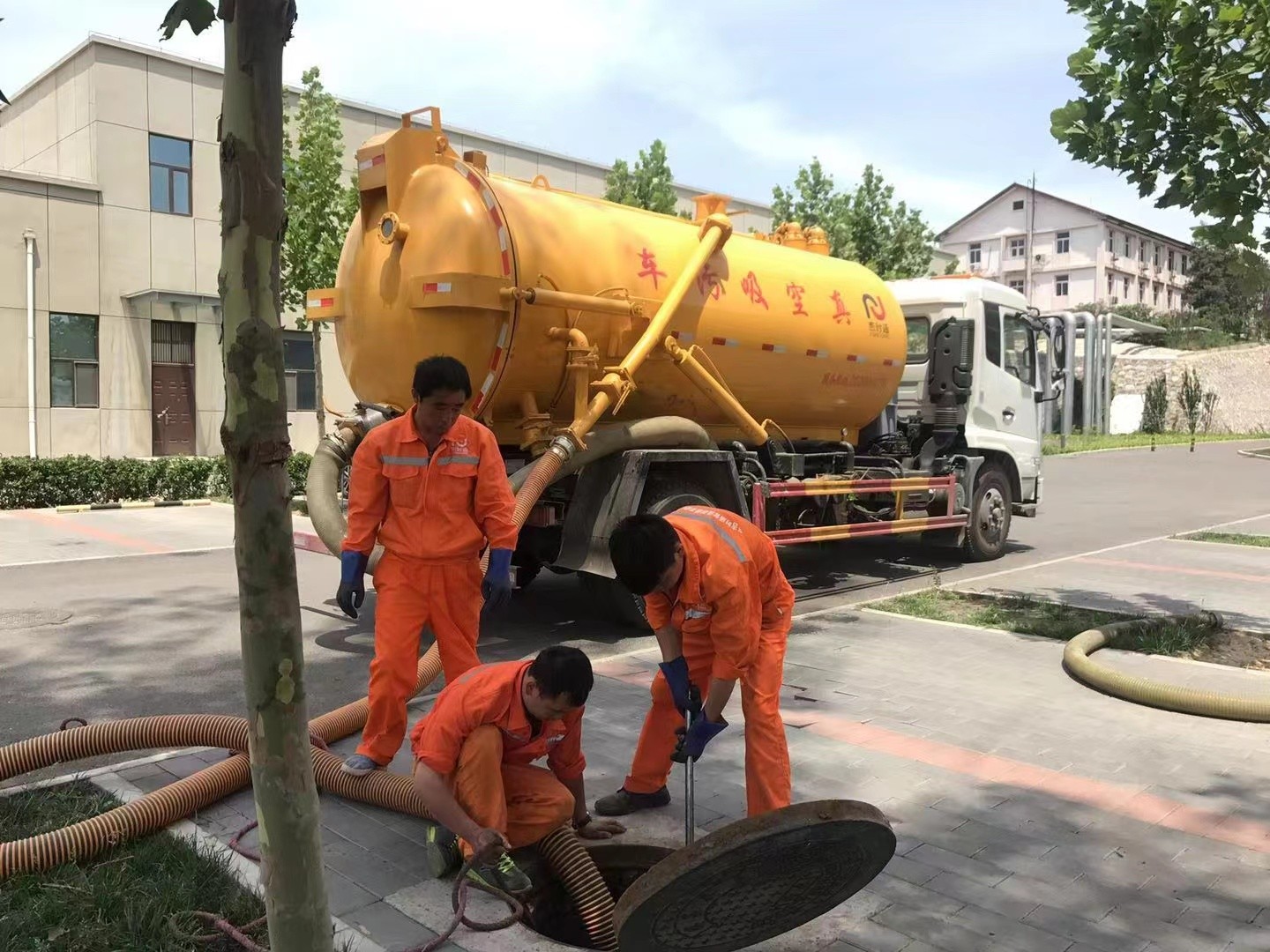 安平管道疏通车停在窨井附近