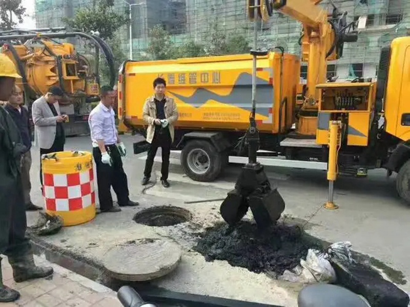 安平街道：网格员化身“清道夫”，为民解忧疏通“堵心”化粪池