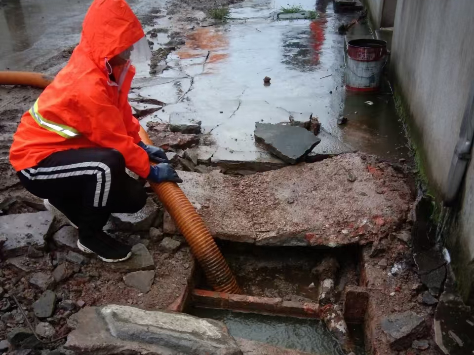 安平专业清理污水池 炜誉市政以规范流程守护城市 “肠道”