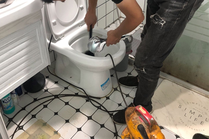 安平马桶堵塞自己疏通还是找师傅?专业上门服务让你省时更省心